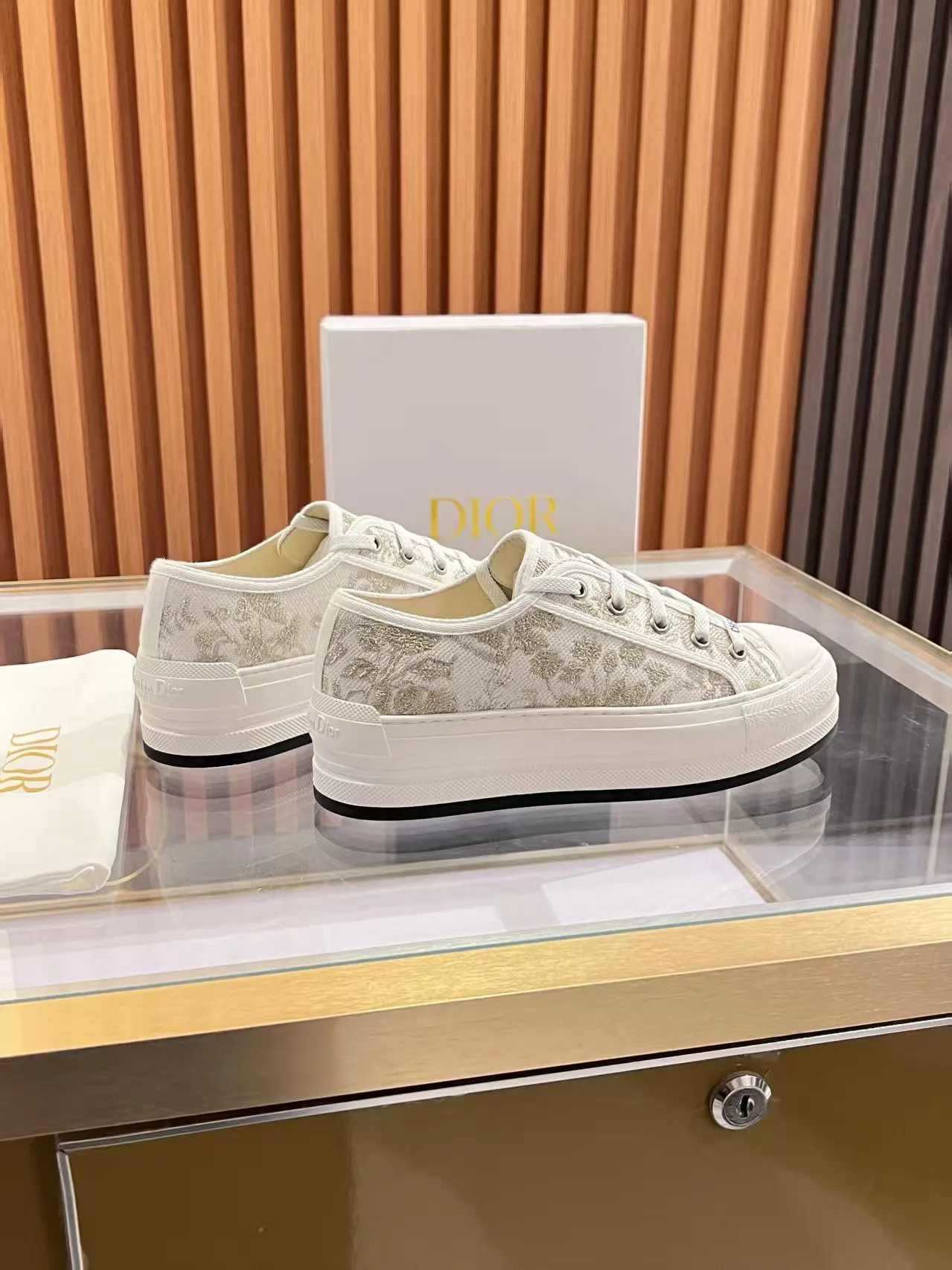 👟👟Ex-factory price 520👟👟 Walk‘n’Dior embroidered mid-top casual shoes are new in 2025. On the fashion stage, Dior embroidered shoes are the well-deserved protagonist. Delicate stitching is used on the upper, every stitch is devoted to the craftsman's efforts, and every thread is woven with artistic poetry. From complex floral patterns to smart geometric textures, embroidery is like the magic that gives shoes life, allowing them to show dynamic beauty even in static conditions.   Wearing Dior embroidered shoes feels like stepping into a dream world full of art. It is not only a pair of shoes, but also a walking piece of art that perfectly integrates fashion and culture. Whether you are strolling on the bustling city streets or attending important social occasions, Dior embroidered shoes can add unique charm to your style and become the focus of everyone's attention.   Choosing Dior embroidered shoes means choosing a persistent pursuit of quality and a unique understanding of fashion. Let it accompany you through every wonderful moment and leave your own fashion mark.  Material: Sheepskin lining, feet, silk cowhide, size 35-41, heel height 5cm